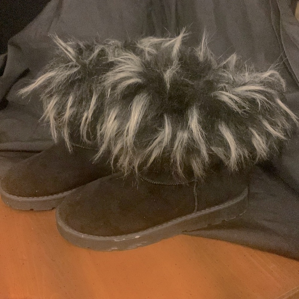 Women’s faux furr boots size 9